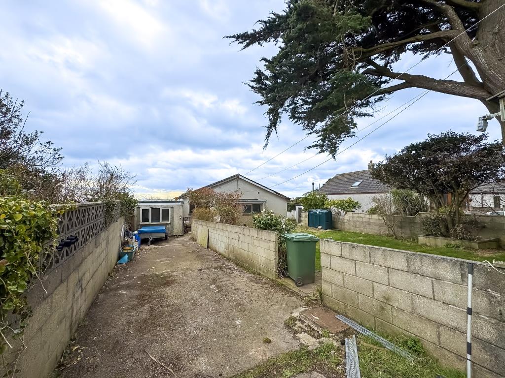 Lot: 128 - DETACHED PROPERTY IN GOOD LOCATION - Area of hardstanding to front of property